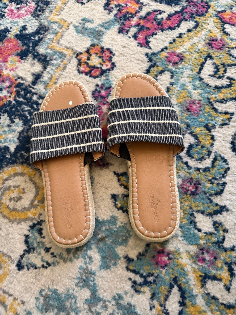Universal Thread Black and Tan Striped Slide Sandals